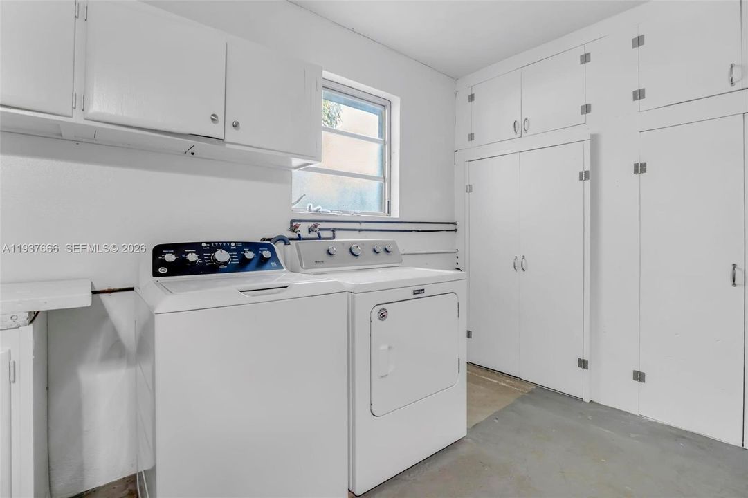 Под контрактом: $4,490 (3 спален, 3 ванн, 2341 Квадратных фут)