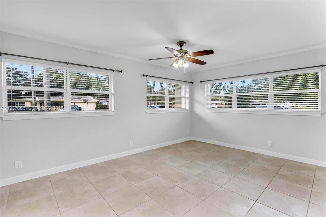 Под контрактом: $4,490 (3 спален, 3 ванн, 2341 Квадратных фут)