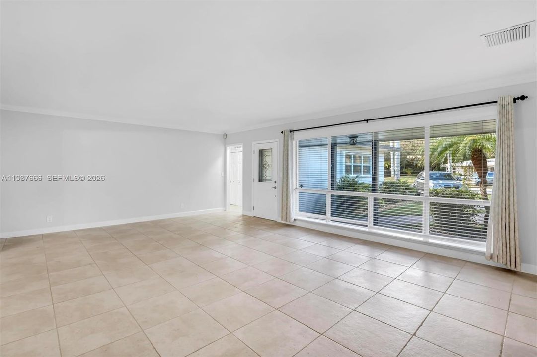 Под контрактом: $4,490 (3 спален, 3 ванн, 2341 Квадратных фут)