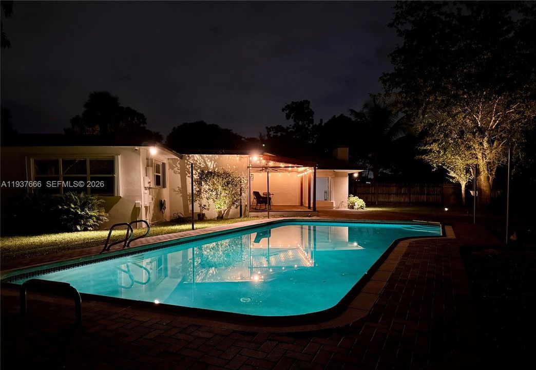 Под контрактом: $4,490 (3 спален, 3 ванн, 2341 Квадратных фут)