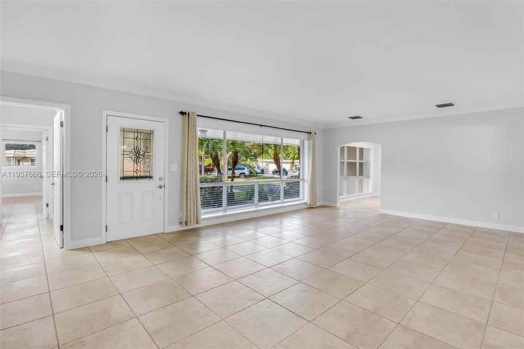 Под контрактом: $4,490 (3 спален, 3 ванн, 2341 Квадратных фут)