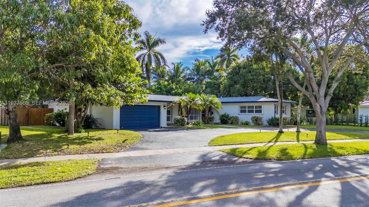 Под контрактом: $4,490 (3 спален, 3 ванн, 2341 Квадратных фут)