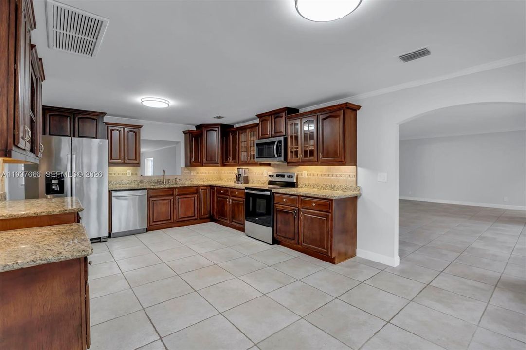 Под контрактом: $4,490 (3 спален, 3 ванн, 2341 Квадратных фут)