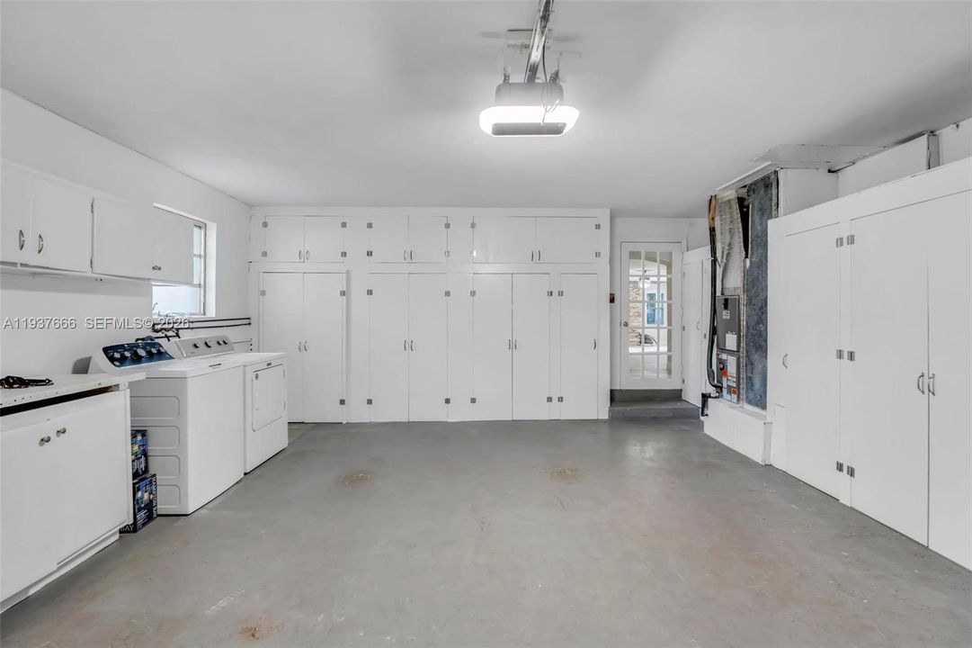 Под контрактом: $4,490 (3 спален, 3 ванн, 2341 Квадратных фут)