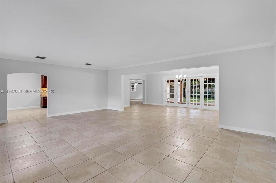 Под контрактом: $4,490 (3 спален, 3 ванн, 2341 Квадратных фут)