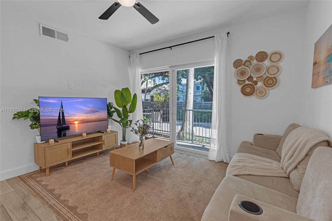 На продажу: $450,000 (2 спален, 2 ванн, 671 Квадратных фут)