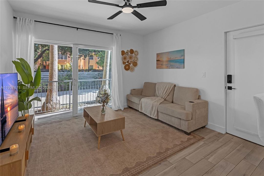 На продажу: $450,000 (2 спален, 2 ванн, 671 Квадратных фут)