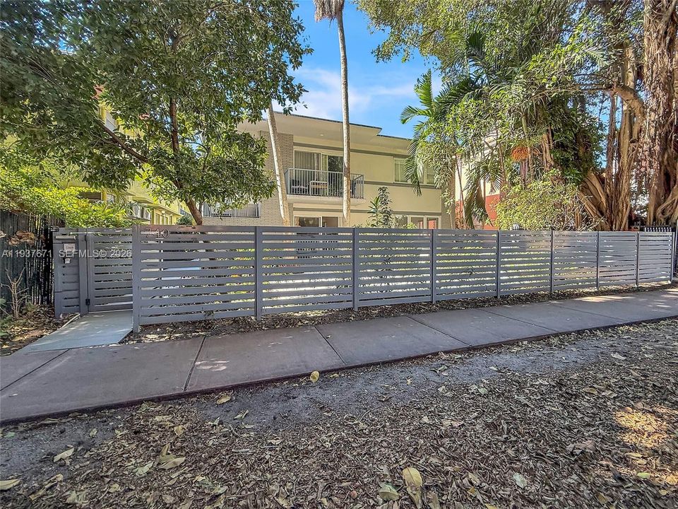 На продажу: $450,000 (2 спален, 2 ванн, 671 Квадратных фут)