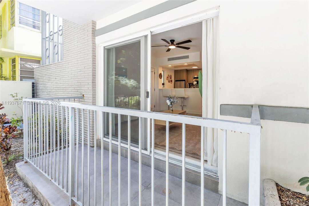 На продажу: $450,000 (2 спален, 2 ванн, 671 Квадратных фут)