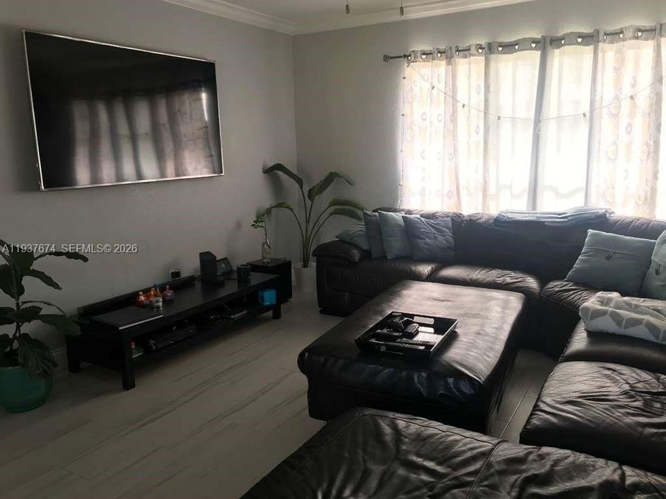 出租: $3,100 (3 贝兹, 2 浴室, 1296 平方英尺)