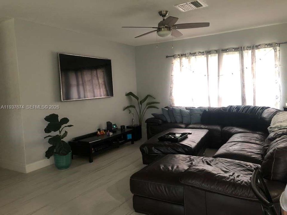 出租: $3,100 (3 贝兹, 2 浴室, 1296 平方英尺)