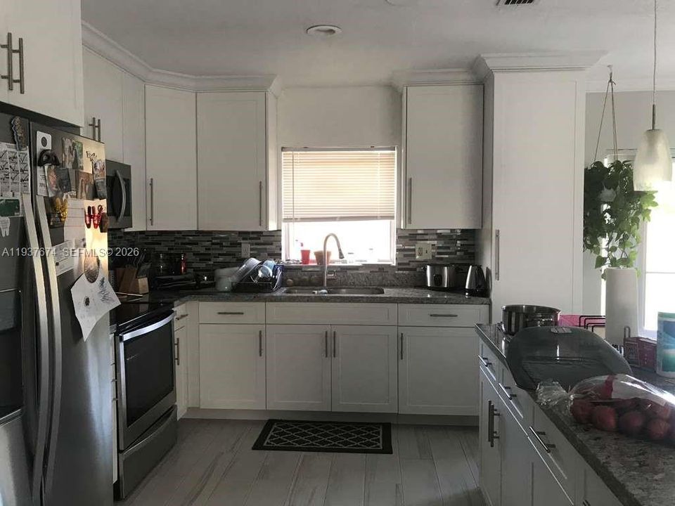 出租: $3,100 (3 贝兹, 2 浴室, 1296 平方英尺)