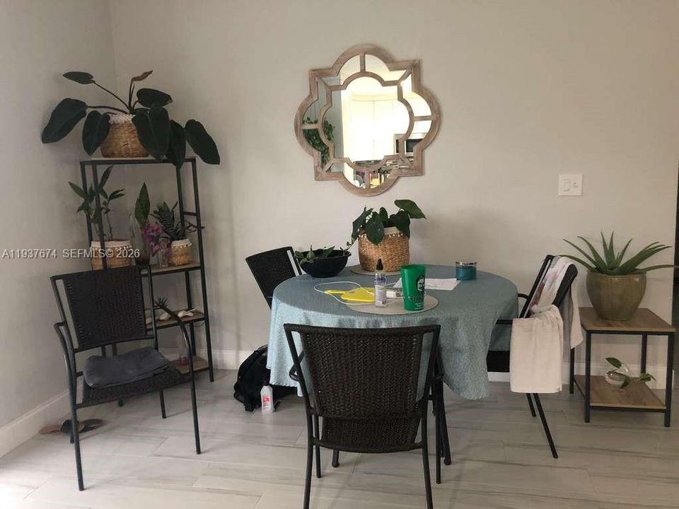 出租: $3,100 (3 贝兹, 2 浴室, 1296 平方英尺)