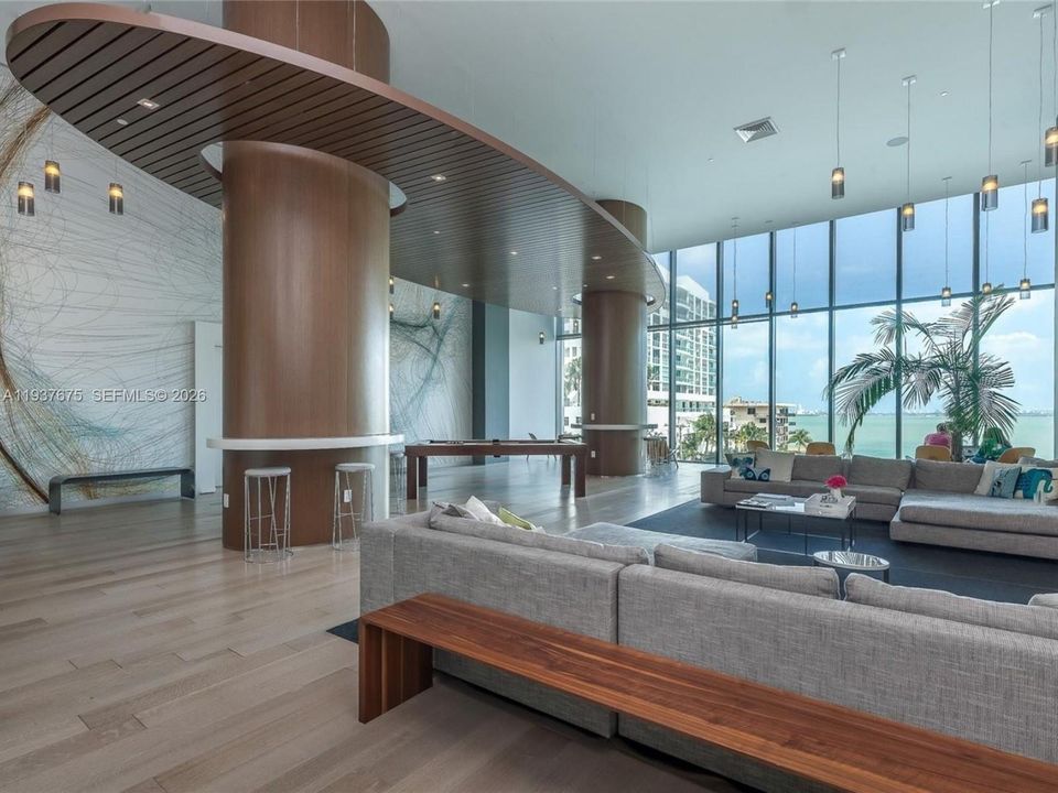 En Venta: $999,000 (3 camas, 2 baños, 1395 Pies cuadrados)