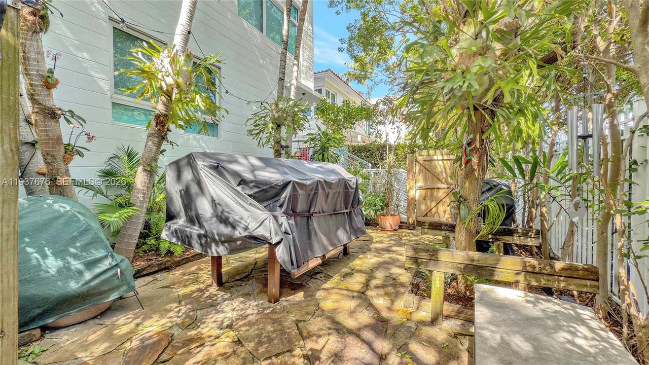 На продажу: $1,570,000 (2 спален, 2 ванн, 1428 Квадратных фут)