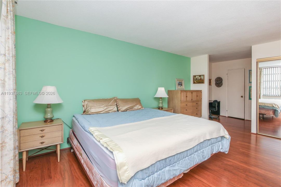 For Sale: $255,000 (2 beds, 2 baths, 1300 Square Feet)