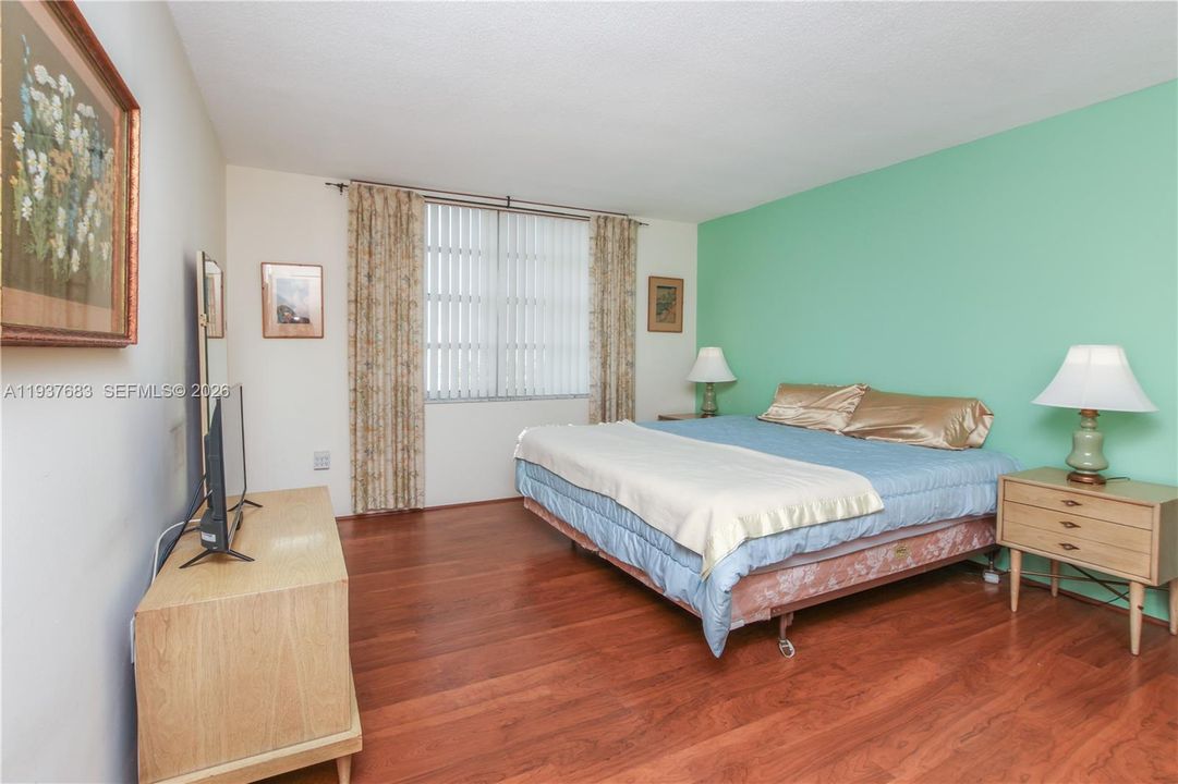 For Sale: $255,000 (2 beds, 2 baths, 1300 Square Feet)