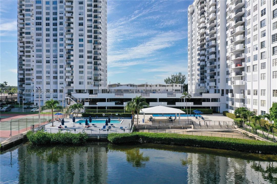 For Sale: $255,000 (2 beds, 2 baths, 1300 Square Feet)