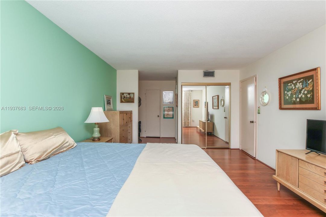 For Sale: $255,000 (2 beds, 2 baths, 1300 Square Feet)