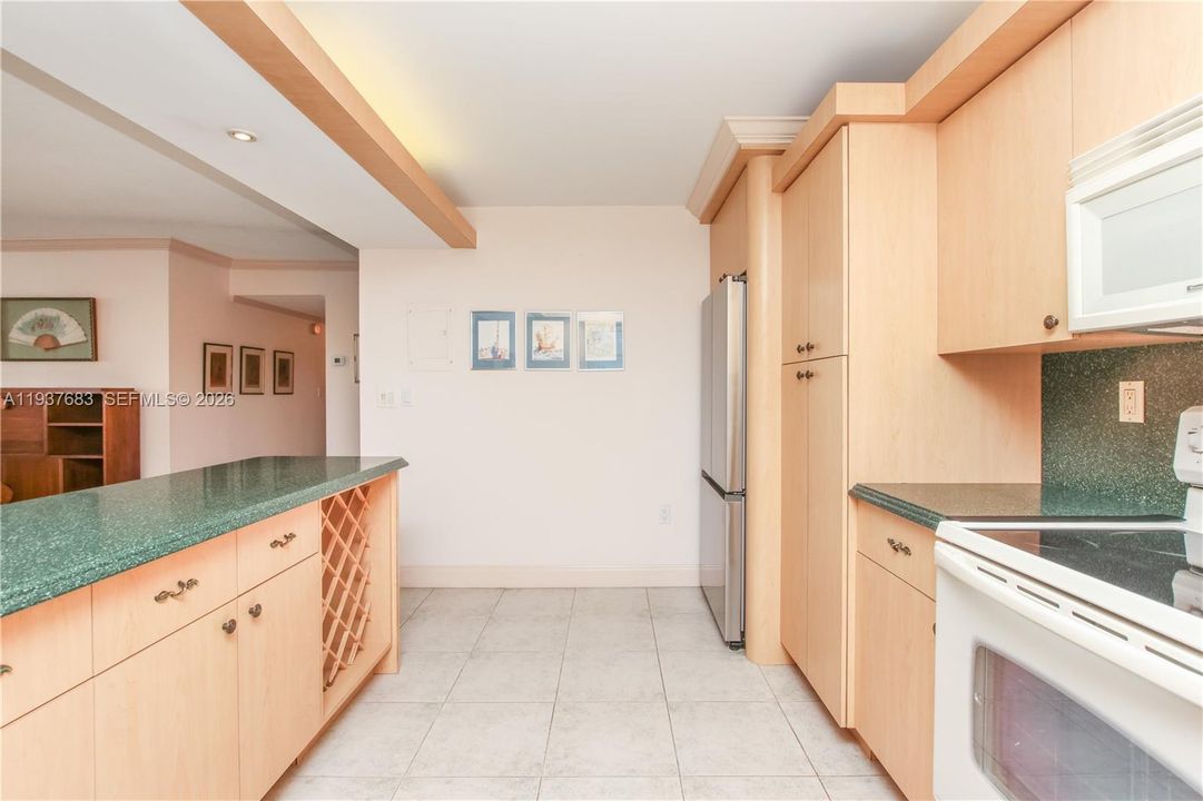 For Sale: $255,000 (2 beds, 2 baths, 1300 Square Feet)