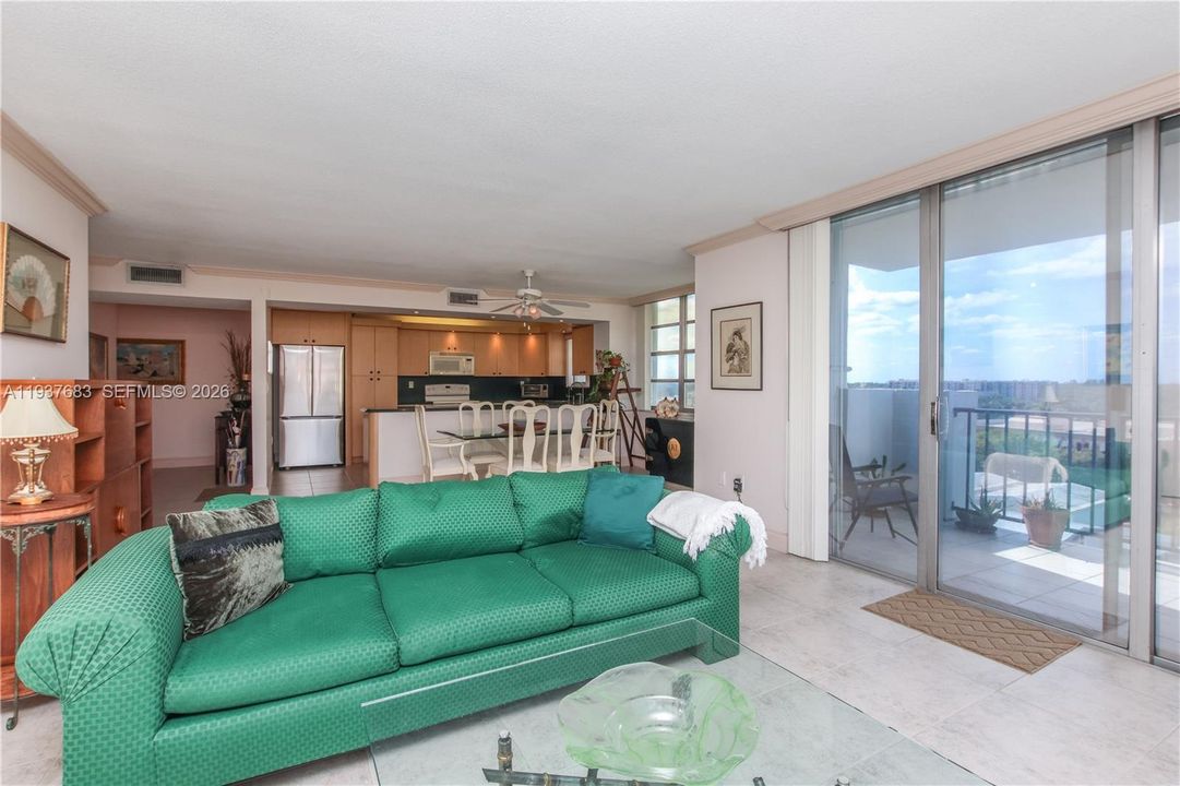 For Sale: $255,000 (2 beds, 2 baths, 1300 Square Feet)