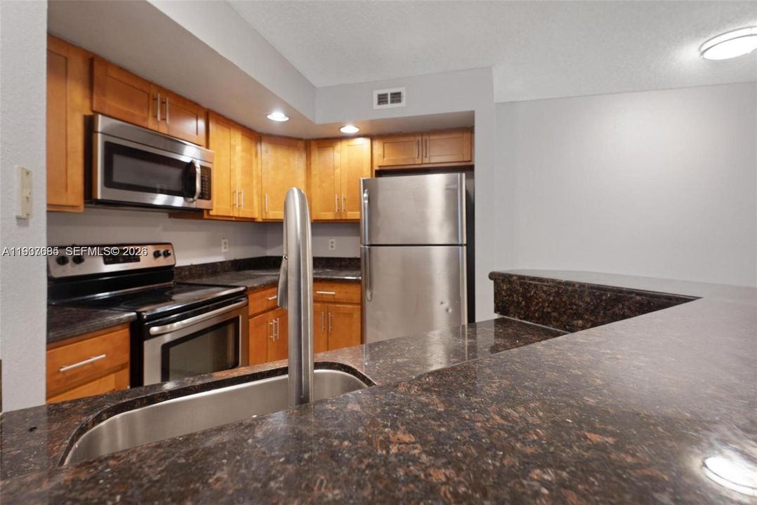 For Rent: $2,300 (2 beds, 2 baths, 1065 Square Feet)