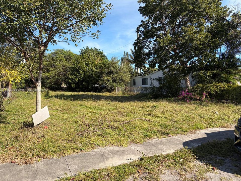 待售: $2,500 (0.15 acres)