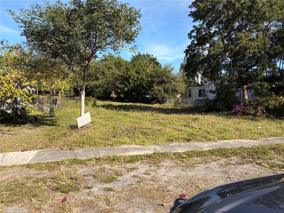 待售: $2,500 (0.15 acres)