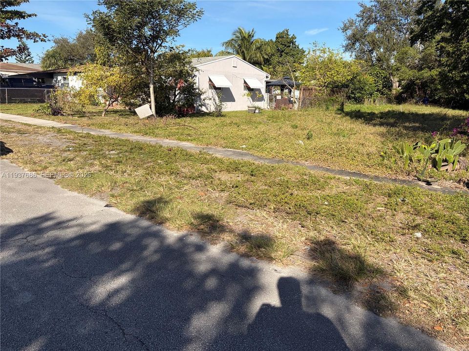 待售: $2,500 (0.15 acres)