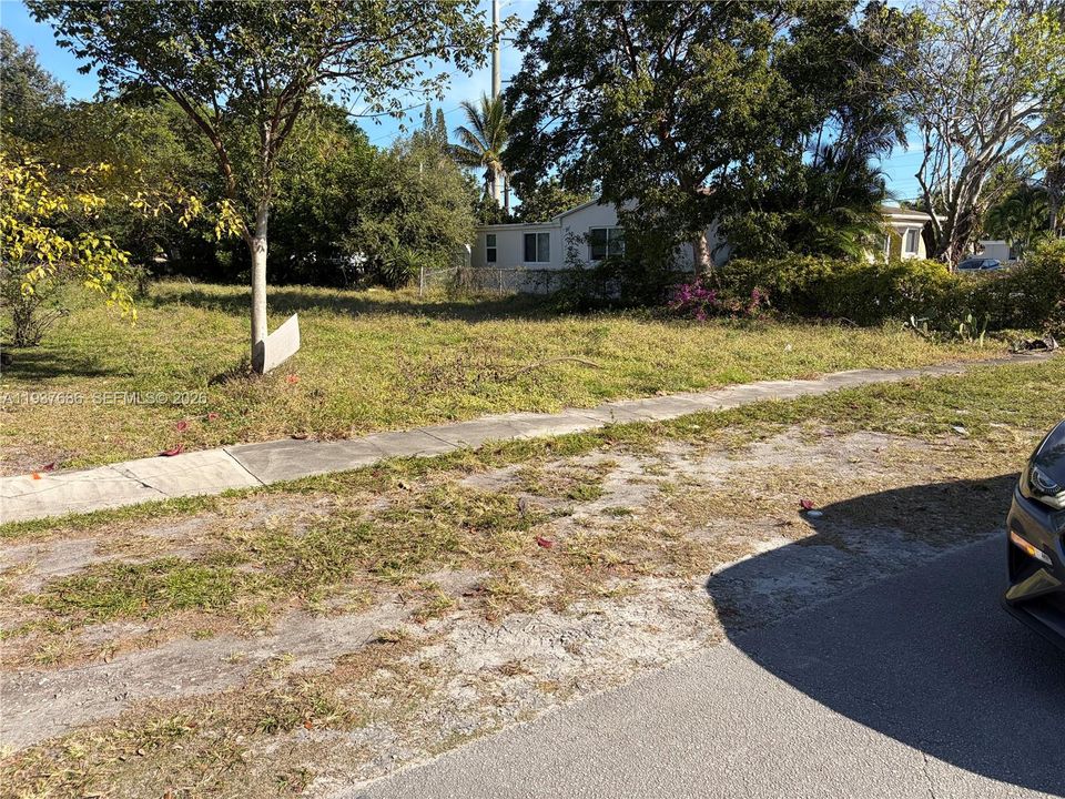 待售: $2,500 (0.15 acres)