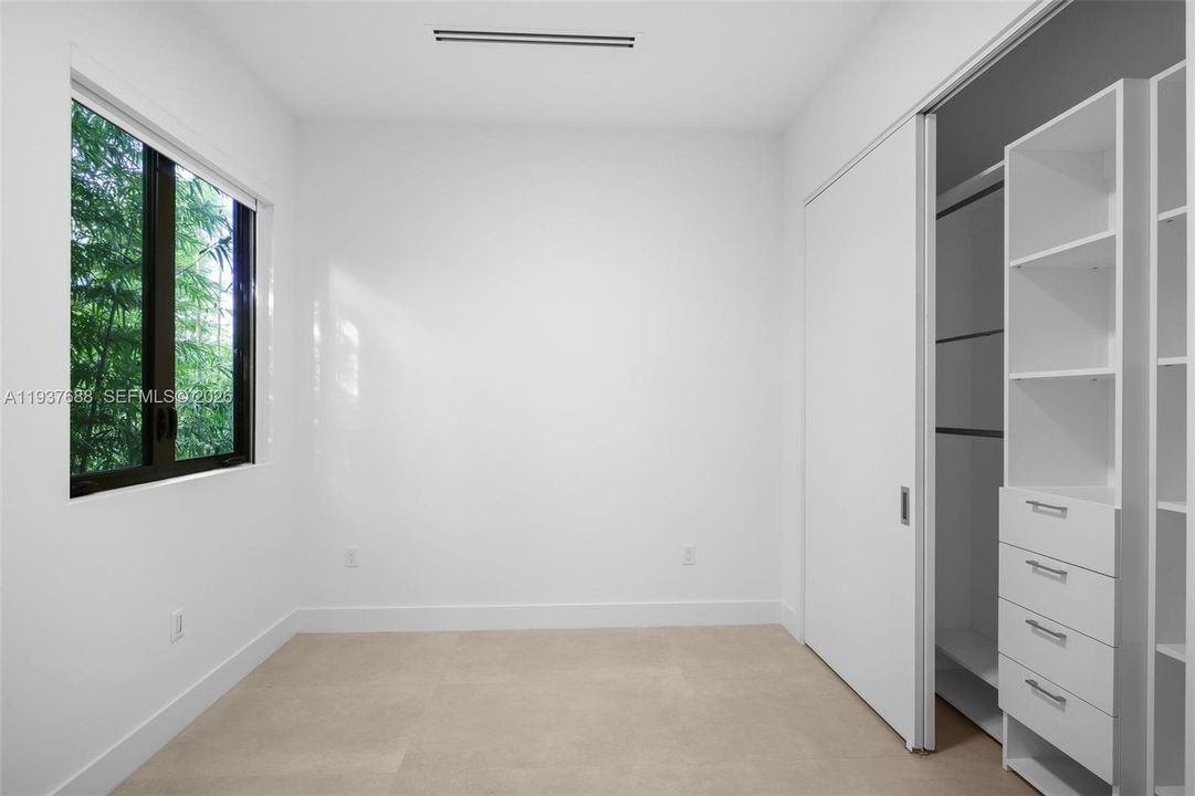 For Sale: $2,285,000 (4 beds, 5 baths, 2424 Square Feet)