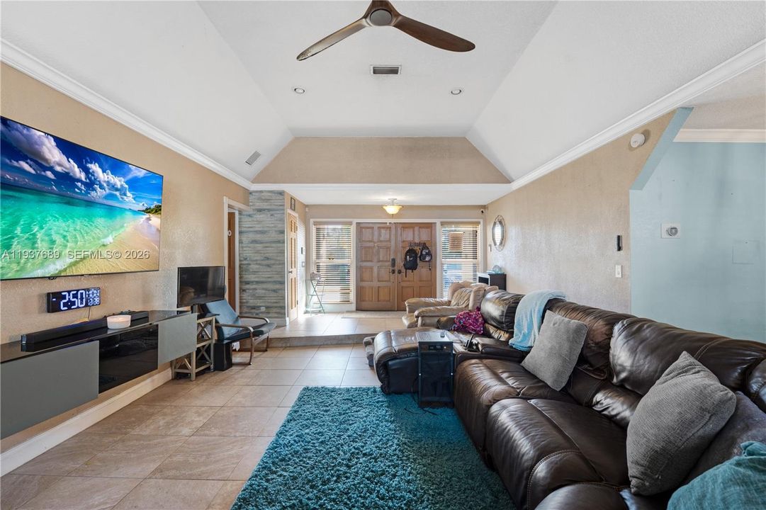 Под контрактом: $3,000 (3 спален, 2 ванн, 1790 Квадратных фут)