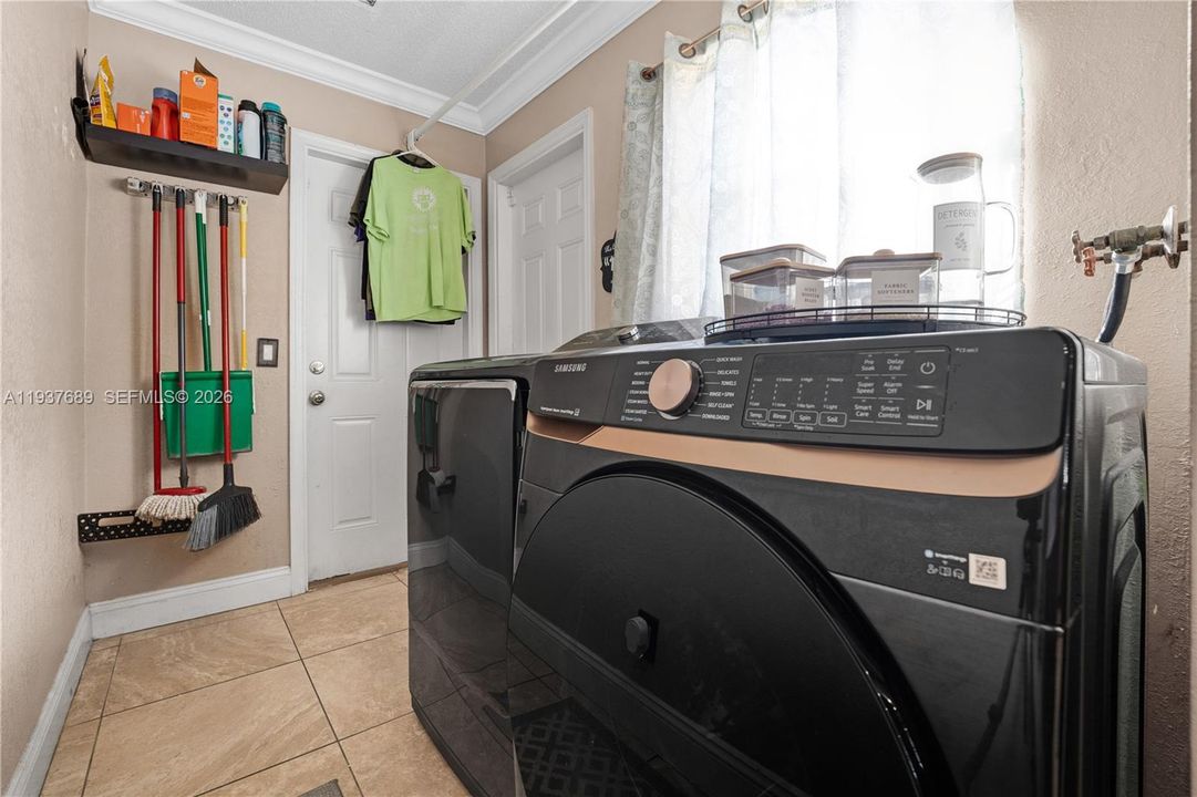 Под контрактом: $3,000 (3 спален, 2 ванн, 1790 Квадратных фут)