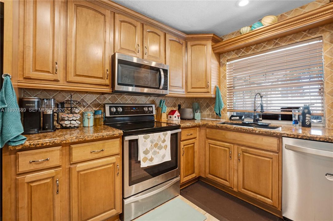 Под контрактом: $3,000 (3 спален, 2 ванн, 1790 Квадратных фут)