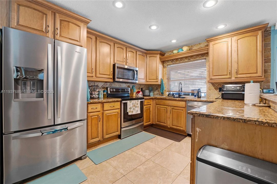 Под контрактом: $3,000 (3 спален, 2 ванн, 1790 Квадратных фут)