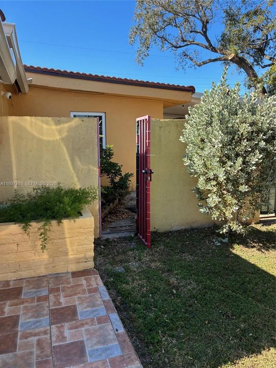 For Rent: $1,300 (1 beds, 1 baths, 600 Square Feet)