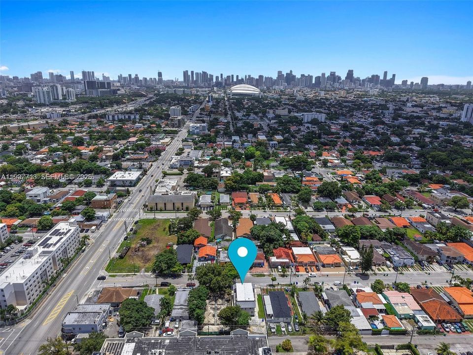 For Rent: $2,200 (2 beds, 1 baths, 907 Square Feet)