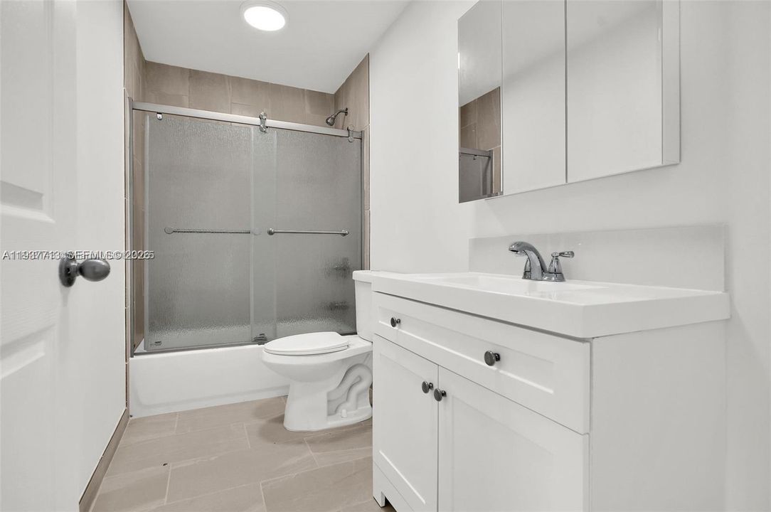 For Rent: $2,200 (2 beds, 1 baths, 907 Square Feet)