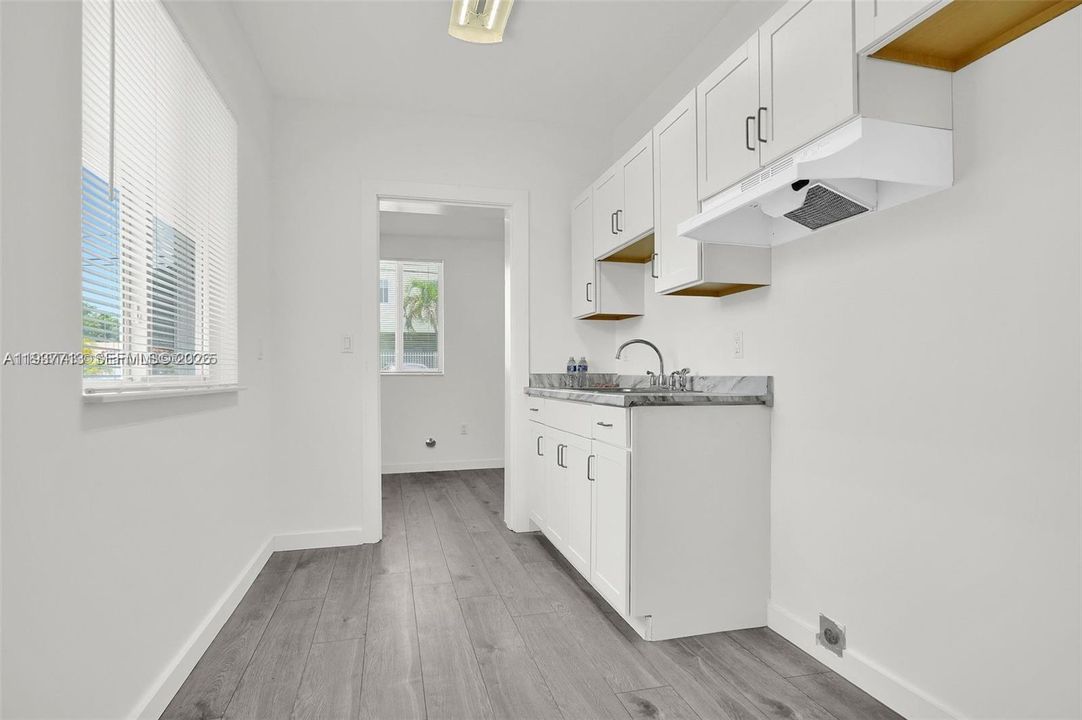 For Rent: $2,200 (2 beds, 1 baths, 907 Square Feet)