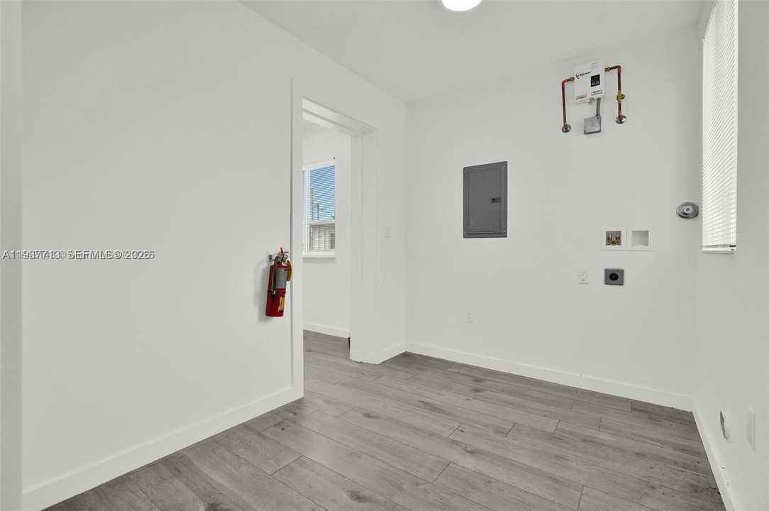 For Rent: $2,200 (2 beds, 1 baths, 907 Square Feet)