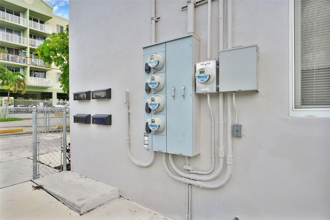 For Rent: $2,200 (2 beds, 1 baths, 907 Square Feet)