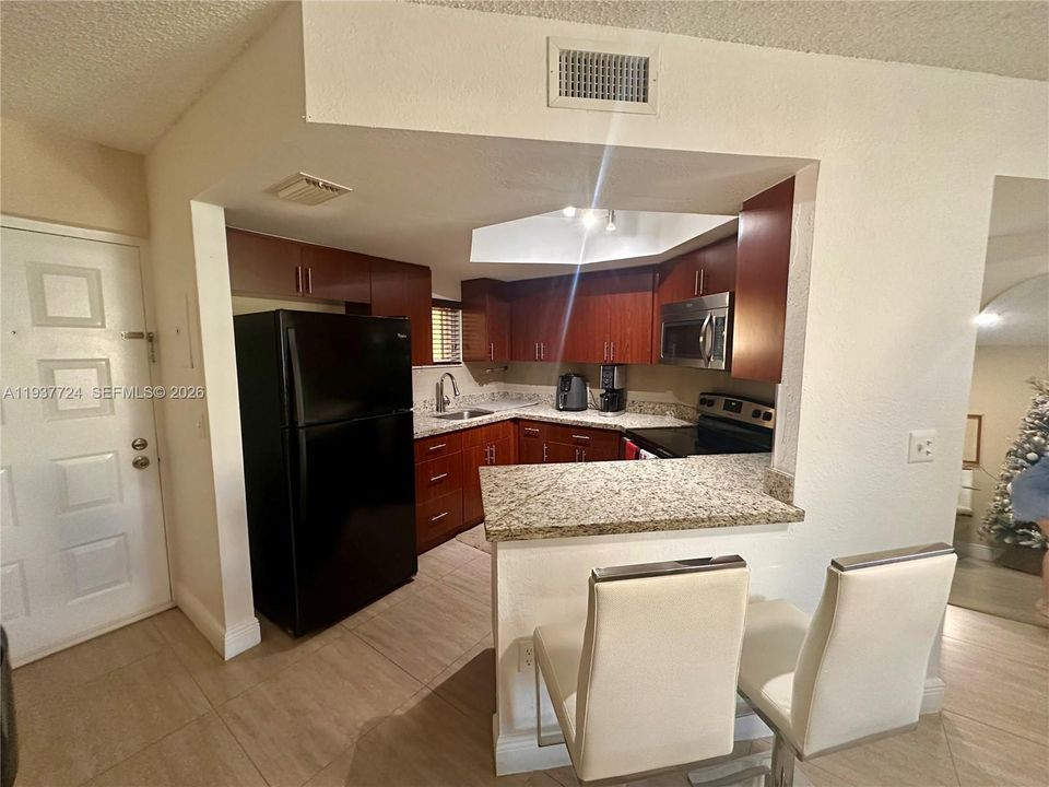 For Rent: $2,050 (1 beds, 1 baths, 810 Square Feet)