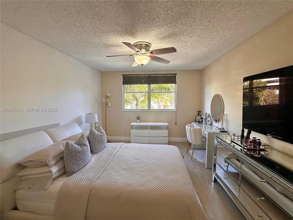 For Rent: $2,050 (1 beds, 1 baths, 810 Square Feet)