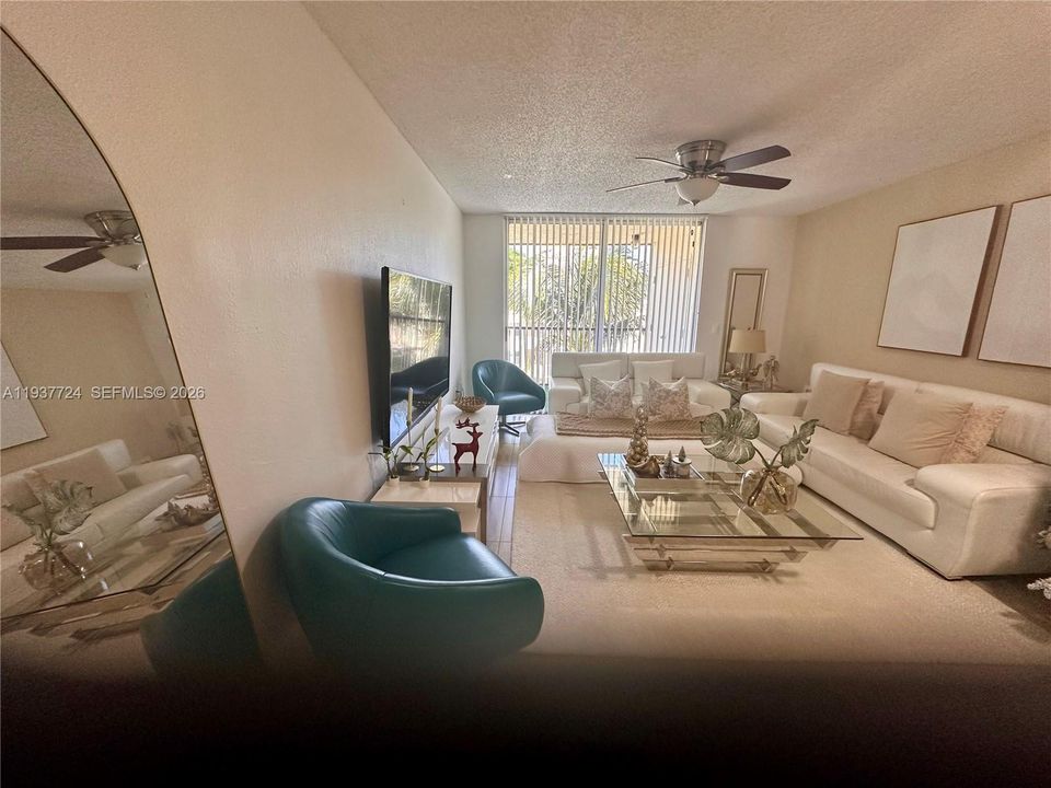 For Rent: $2,050 (1 beds, 1 baths, 810 Square Feet)