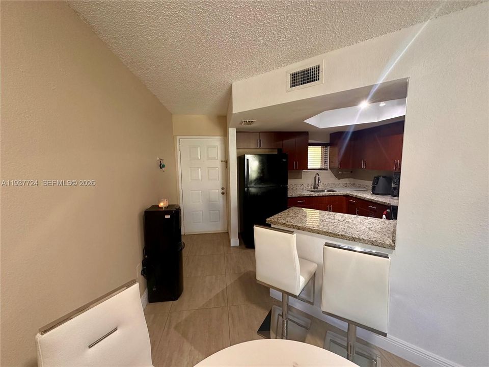 For Rent: $2,050 (1 beds, 1 baths, 810 Square Feet)