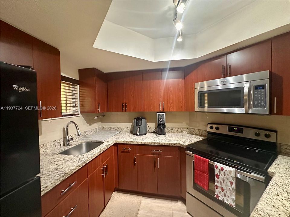 For Rent: $2,050 (1 beds, 1 baths, 810 Square Feet)