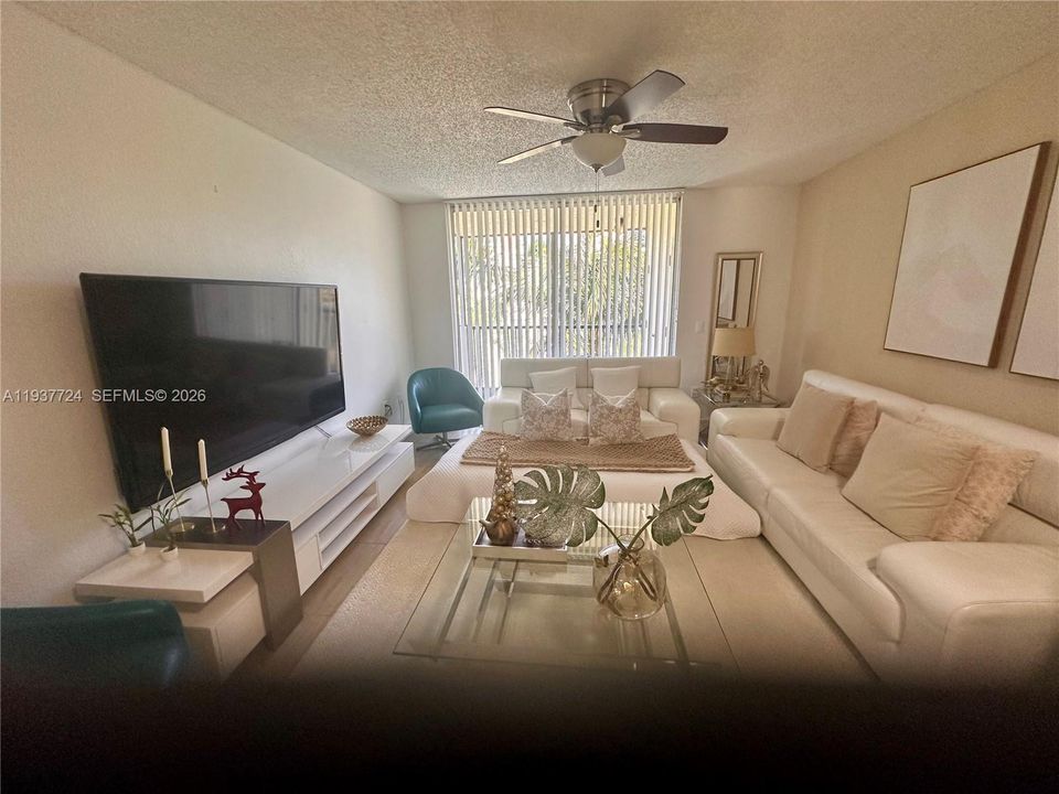 For Rent: $2,050 (1 beds, 1 baths, 810 Square Feet)