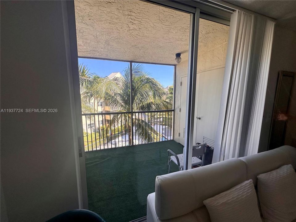 For Rent: $2,050 (1 beds, 1 baths, 810 Square Feet)