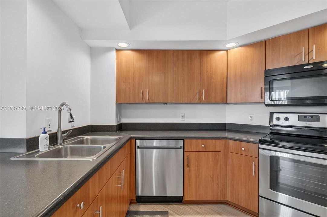 For Sale: $550,000 (3 beds, 2 baths, 1529 Square Feet)