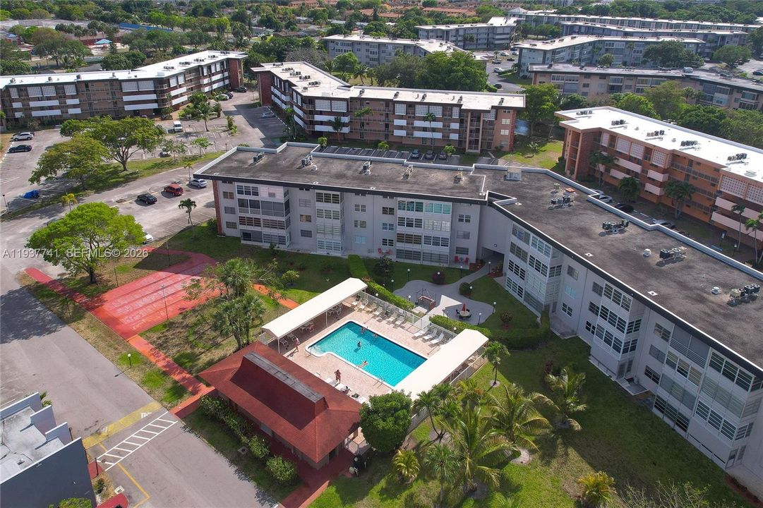 待售: $119,000 (1 贝兹, 1 浴室, 768 平方英尺)